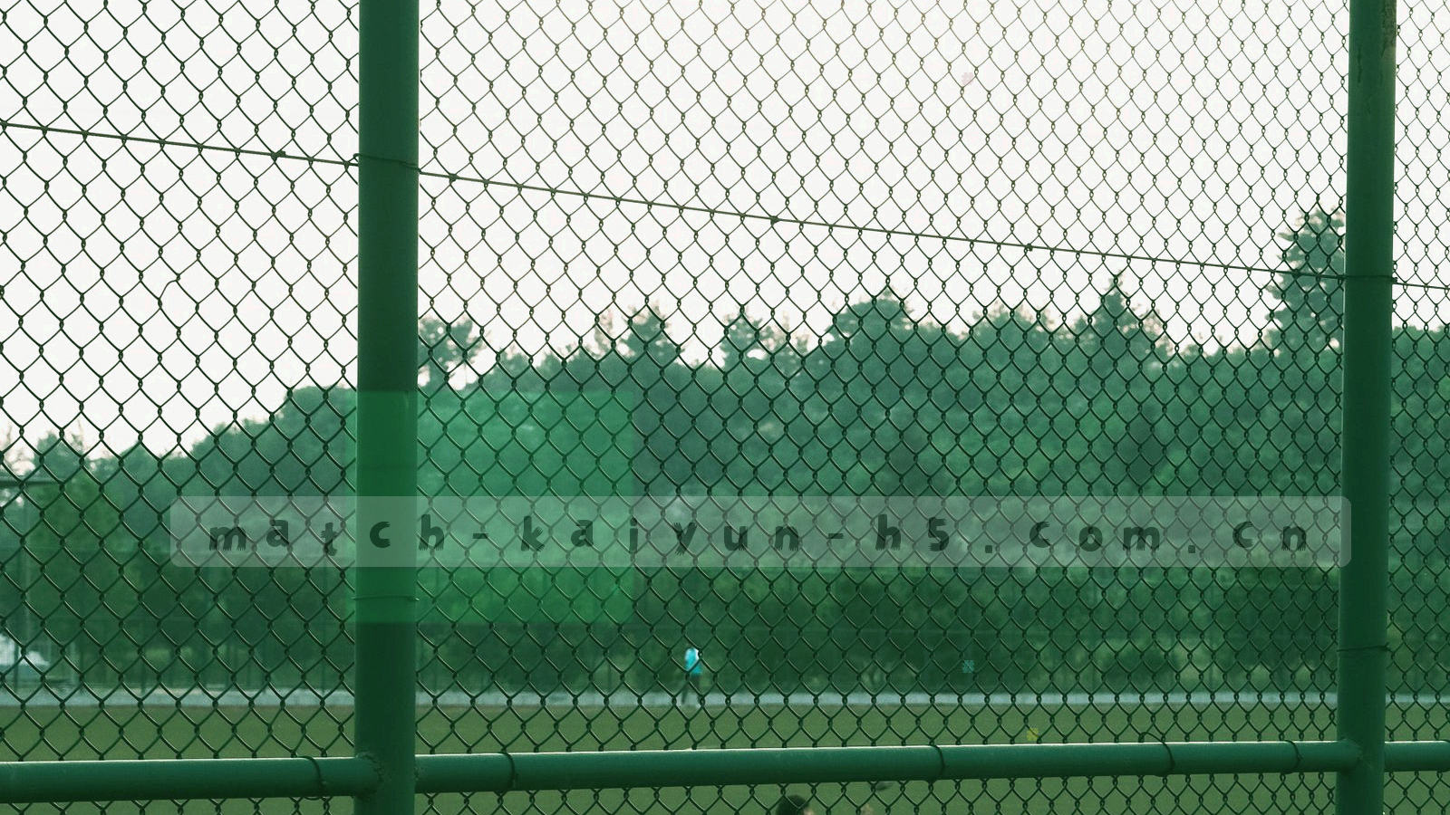 三条并行轨道由细线连接成一条接力路径，轨道端点分布着不同颜色的小光点，背景是深墨色细网格